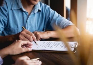 Vai passar o ponto? Confira um modelo de contrato de cessão de ponto comercial