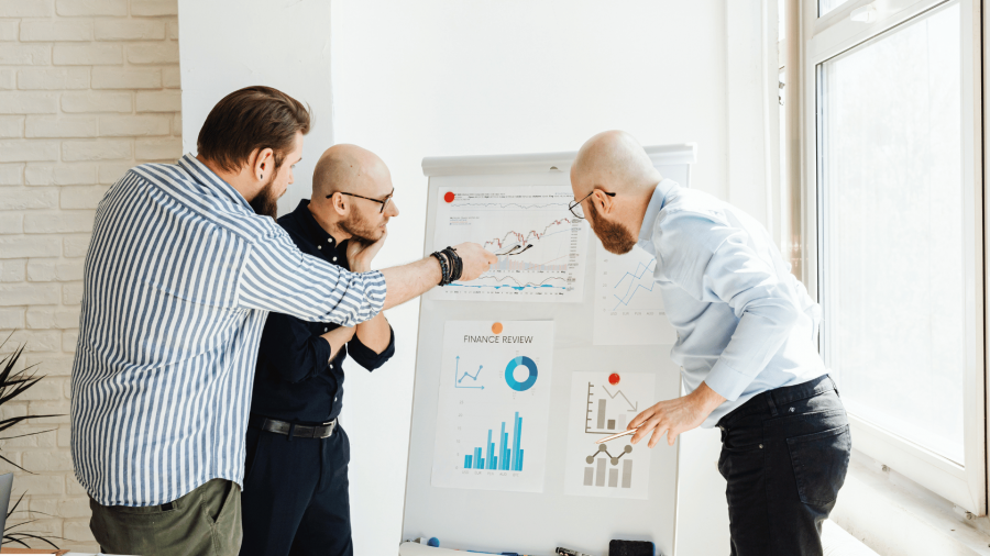 Como comprar uma empresa já faturando: checklist completo para investidores iniciantes