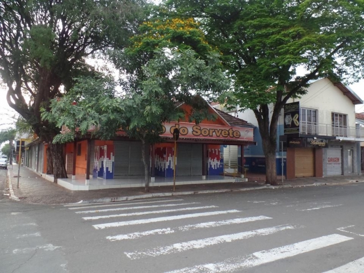 Sobrado com 03 áreas comerciais no centro de Leme - SP