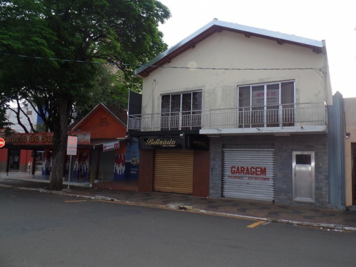 Sobrado com 03 áreas comerciais no centro de Leme - SP