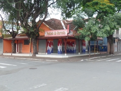 Sobrado com 03 áreas comerciais no centro de Leme - SP