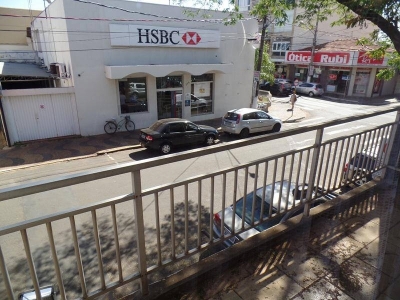 Sobrado com 03 áreas comerciais no centro de Leme - SP