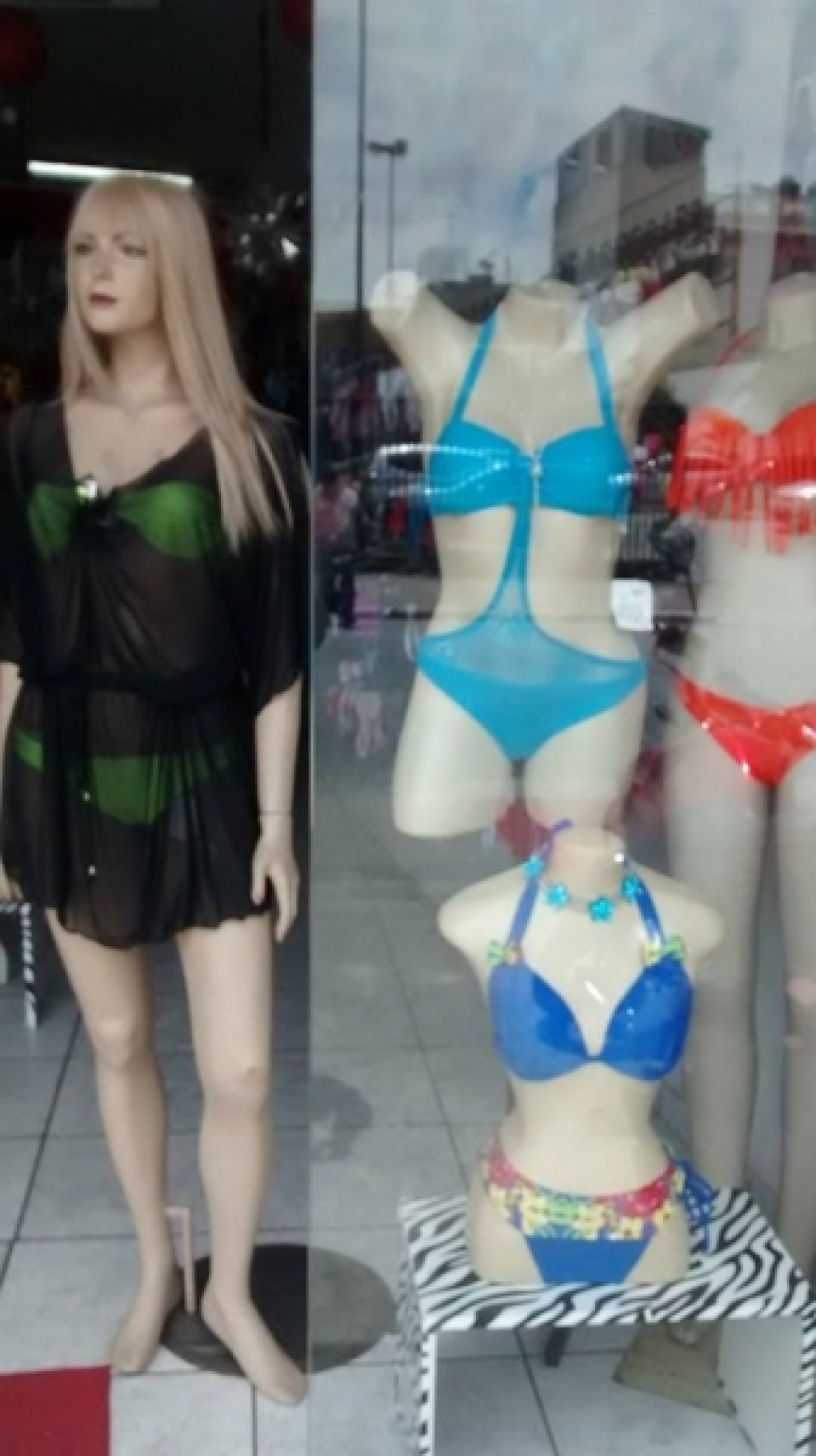 VENDO LOJA PORTA FECHADA MODA PRAIA, INTIMA E SEX SHOP.