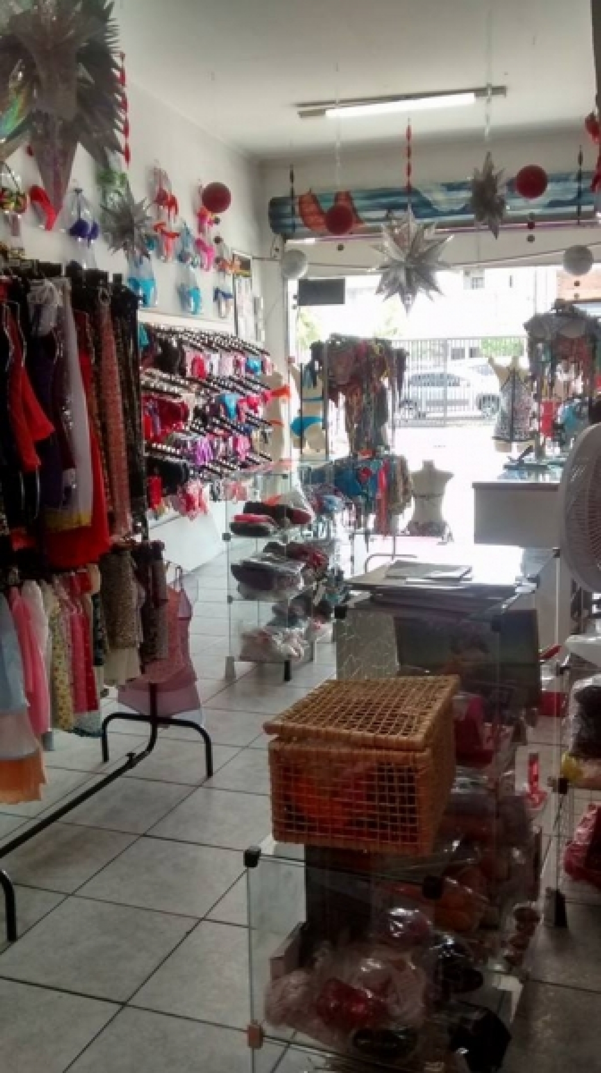 VENDO LOJA PORTA FECHADA MODA PRAIA, INTIMA E SEX SHOP.