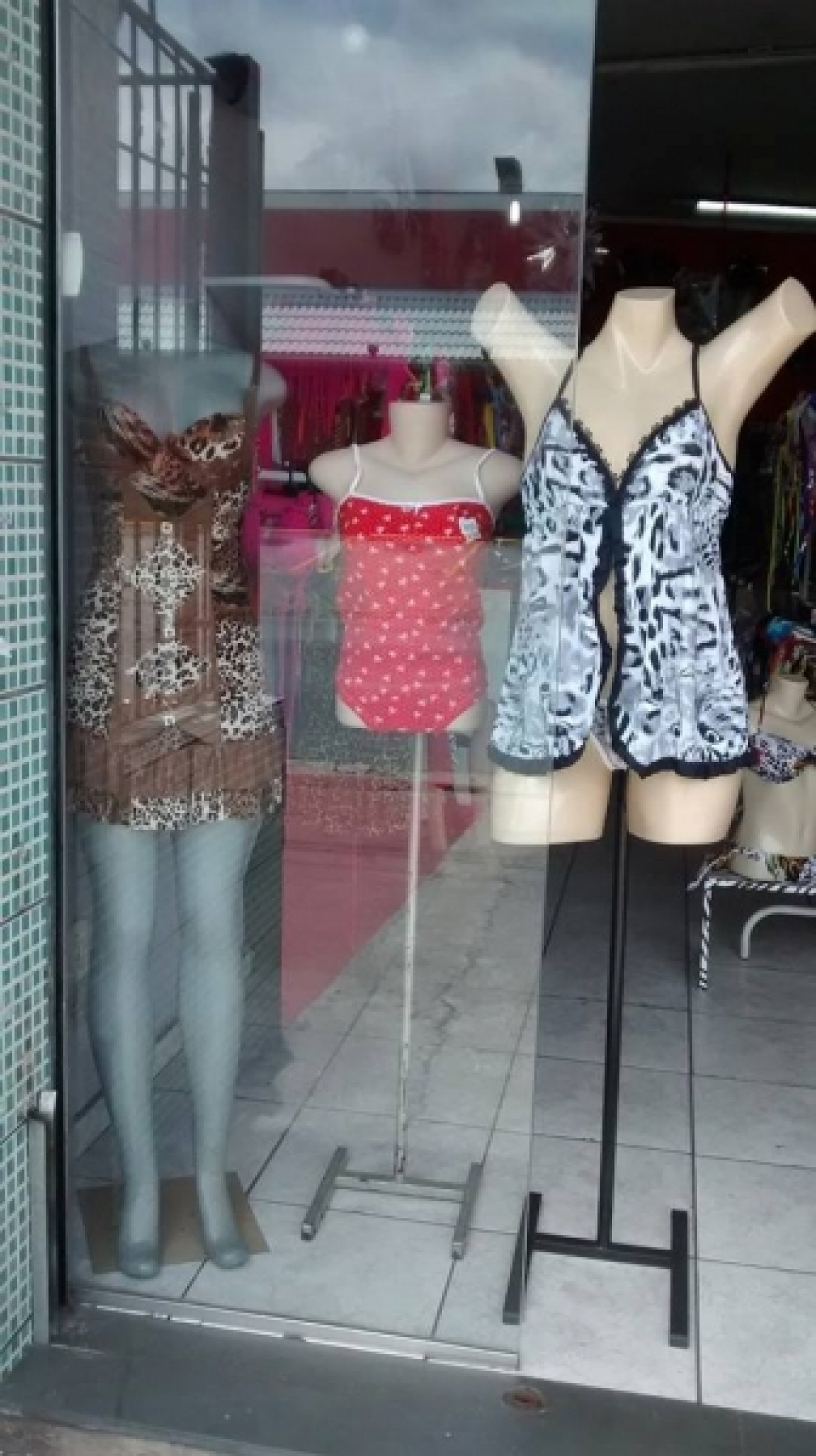 VENDO LOJA PORTA FECHADA MODA PRAIA, INTIMA E SEX SHOP.