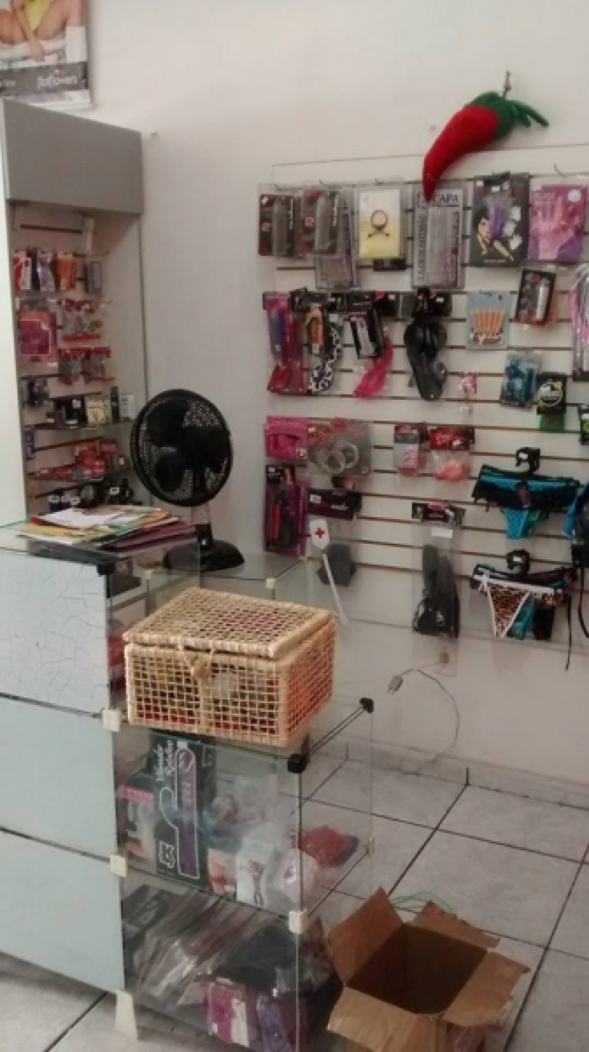 VENDO LOJA PORTA FECHADA MODA PRAIA, INTIMA E SEX SHOP.