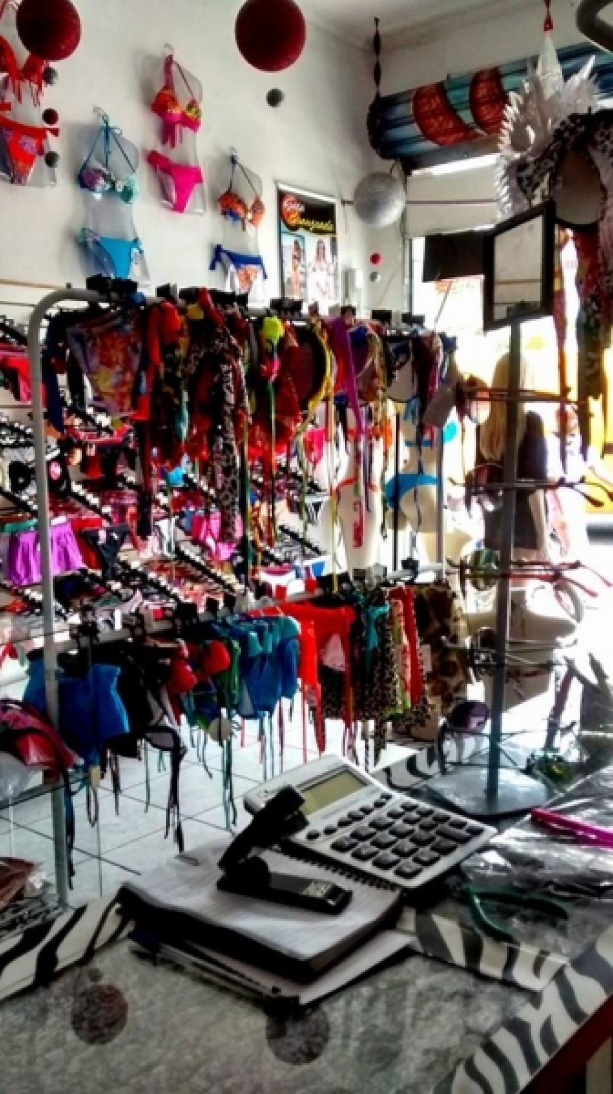 VENDO LOJA PORTA FECHADA MODA PRAIA, INTIMA E SEX SHOP.