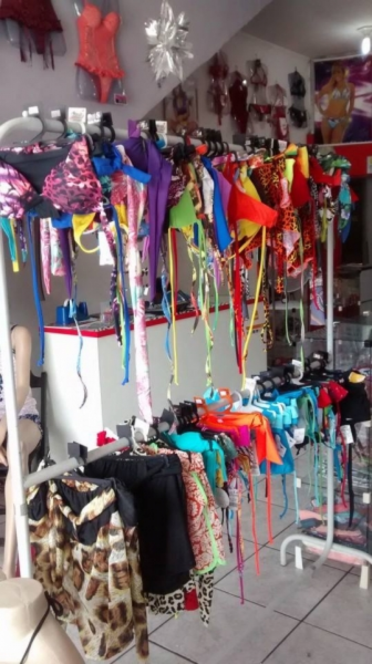 VENDO LOJA PORTA FECHADA MODA PRAIA, INTIMA E SEX SHOP.