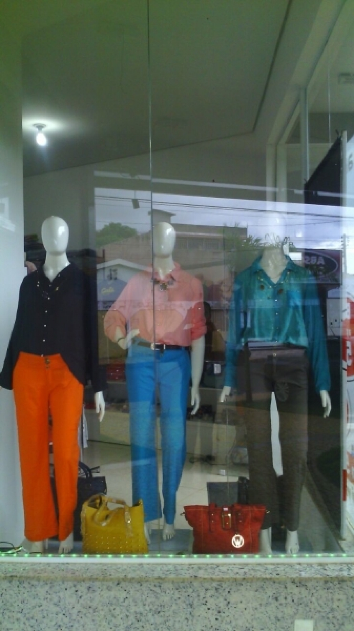 loja de roupas masculinas e femininas.