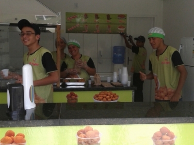 FÁBRICA DE MINI COXINHAS, MINI QUIBES E OUTROS SALGADINHOS MONTADA.