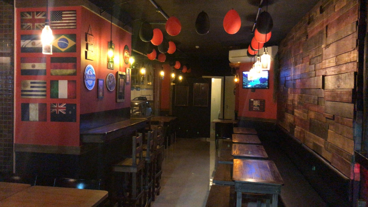 Bar-Pub na melhor esquina da Meia Praia. 80metros