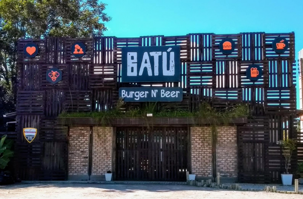 Espaço multigastronômico com bar e hamburgueria 