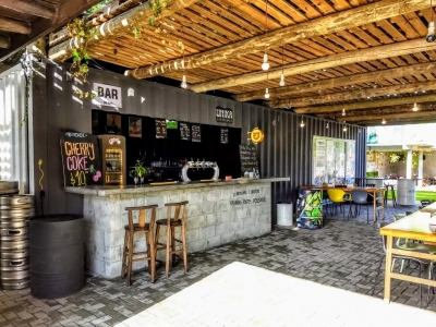 Espaço multigastronômico com bar e hamburgueria 