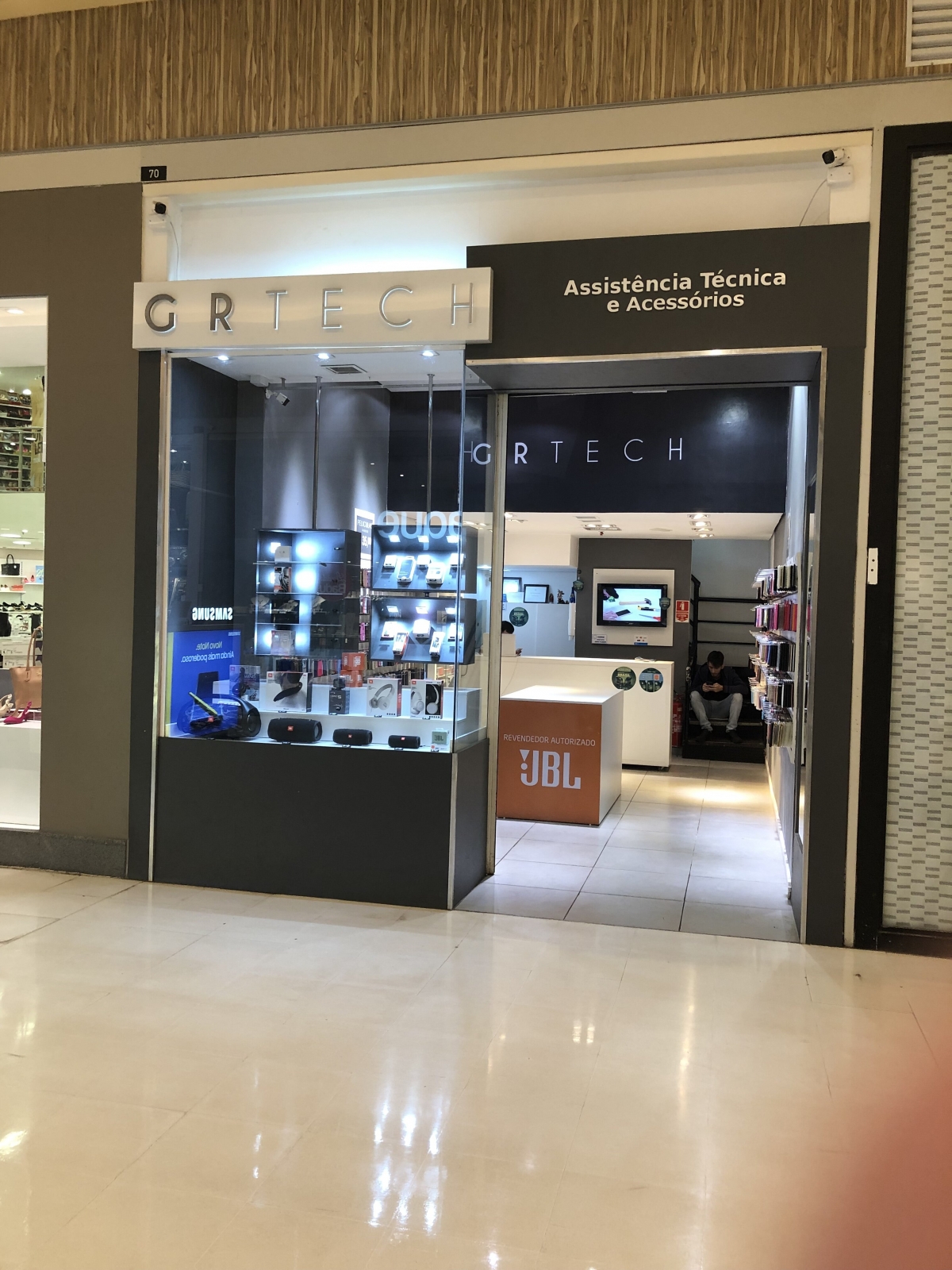 Loja de acessórios  e Tecnologia em Shopping