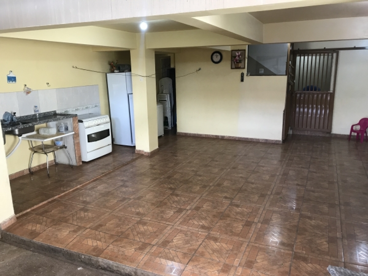 Vende-se Sobrado Triplex com espaço para Eventos