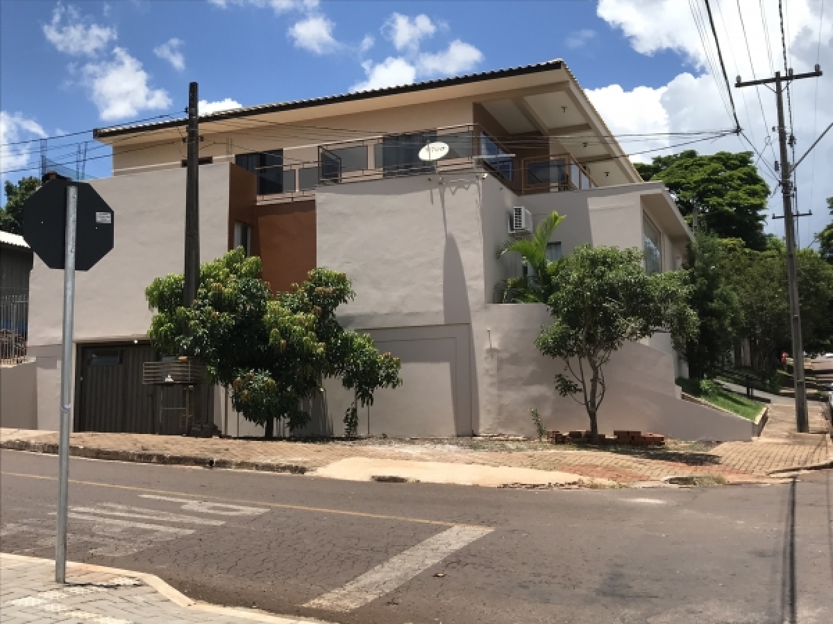 Vende-se Sobrado Triplex com espaço para Eventos