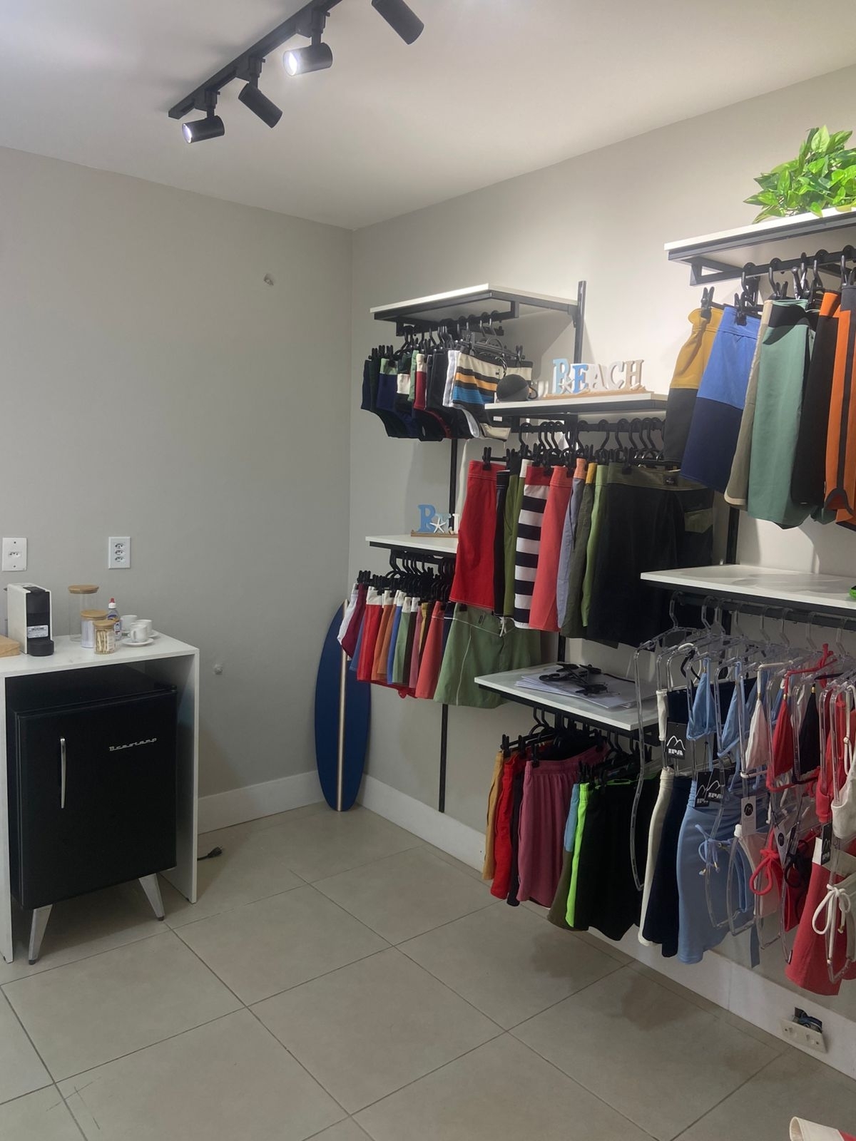 E-commerce de moda praia, shorts e board shorts feminino e masculino com sala física em prédio com infra estrutura e atendimento presencial 