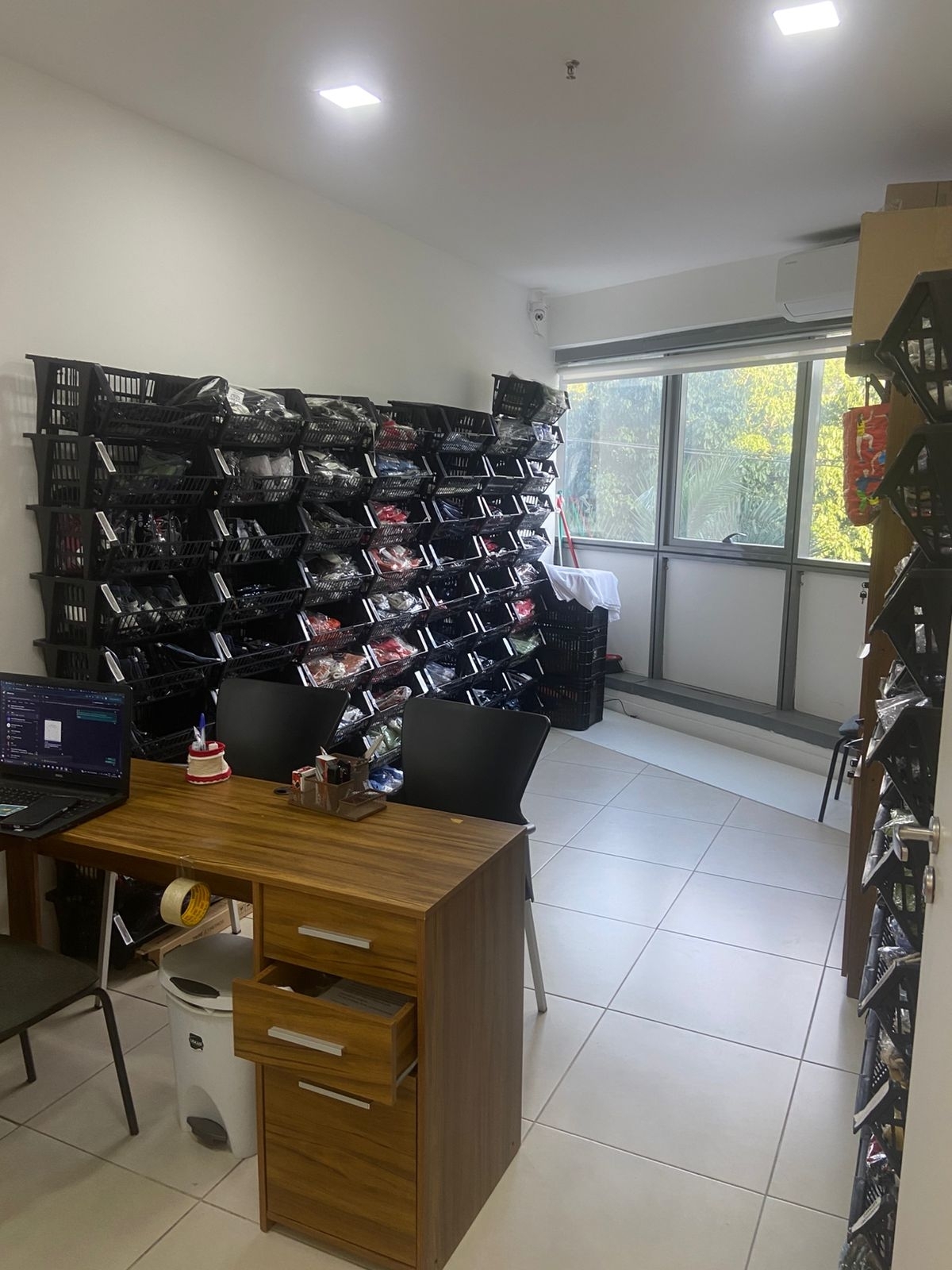 E-commerce de moda praia, shorts e board shorts feminino e masculino com sala física em prédio com infra estrutura e atendimento presencial 