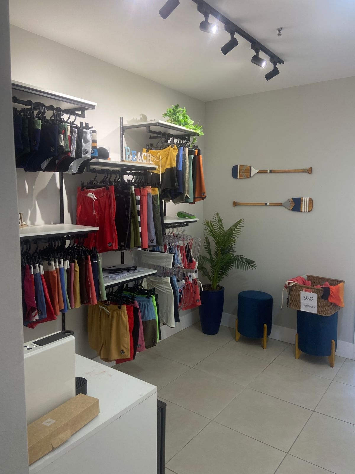 E-commerce de moda praia, shorts e board shorts feminino e masculino com sala física em prédio com infra estrutura e atendimento presencial 