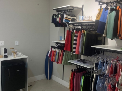 E-commerce de moda praia, shorts e board shorts feminino e masculino com sala física em prédio com infra estrutura e atendimento presencial 
