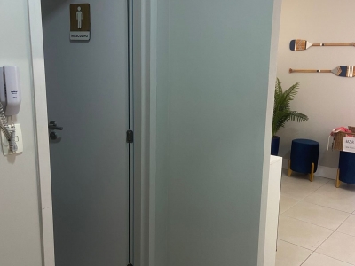 E-commerce de moda praia, shorts e board shorts feminino e masculino com sala física em prédio com infra estrutura e atendimento presencial 