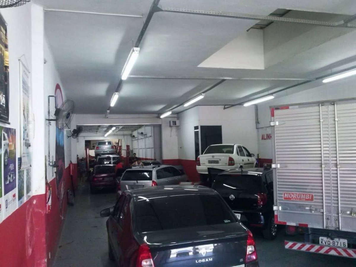 AUTO CENTER MONTADO COM ACESSÓRIOS PARA VEÍCULOS