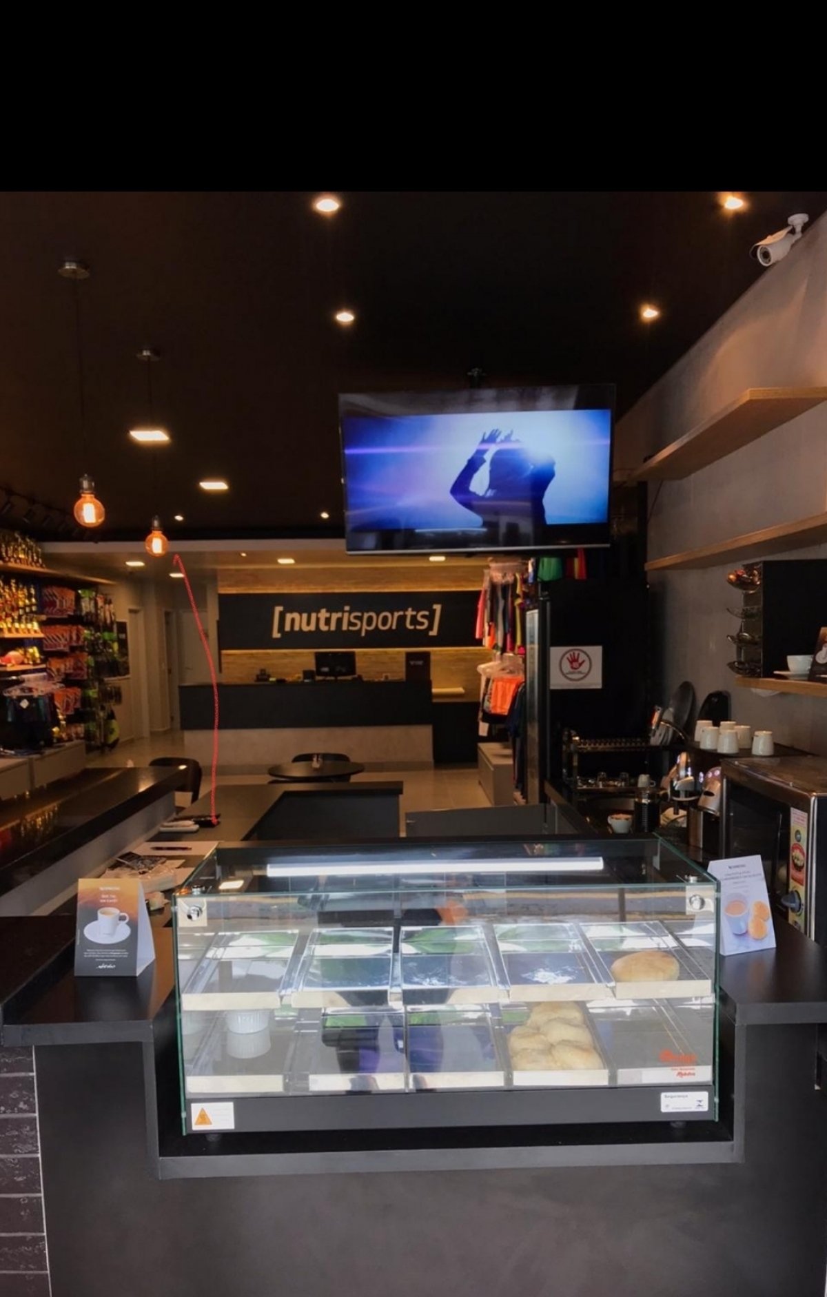 Loja de artigos esportivos e café