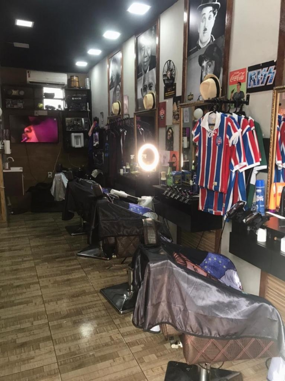 Barbearia + Quiosque comercial.