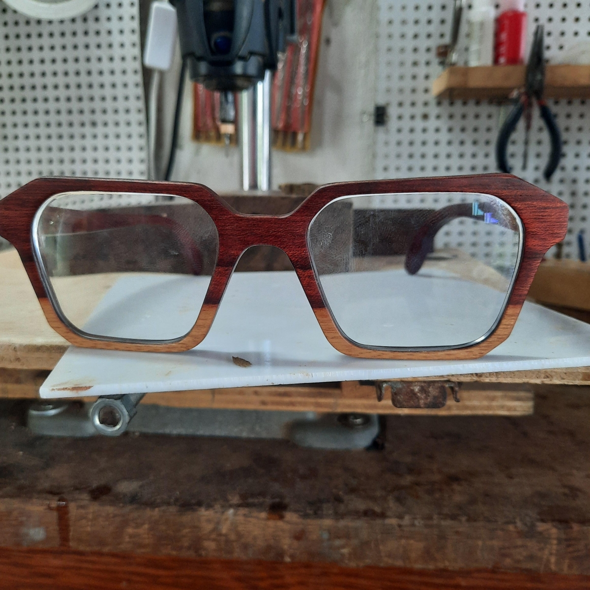 Pequena fábrica de óculos de madeira com ótica própria