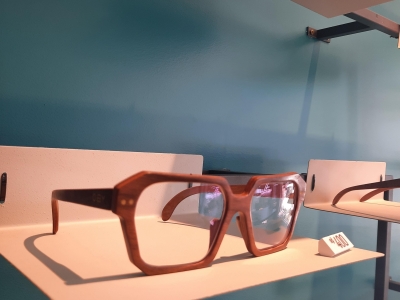Pequena fábrica de óculos de madeira com ótica própria