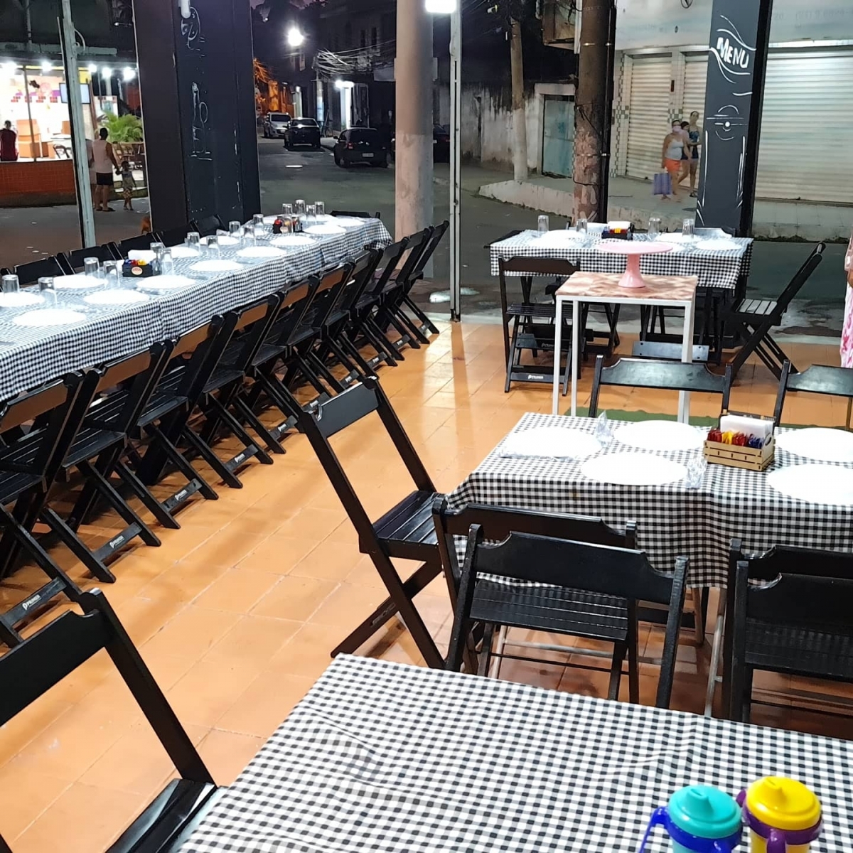 Restaurante na parte da manhã e pizzaria na parte da noite .