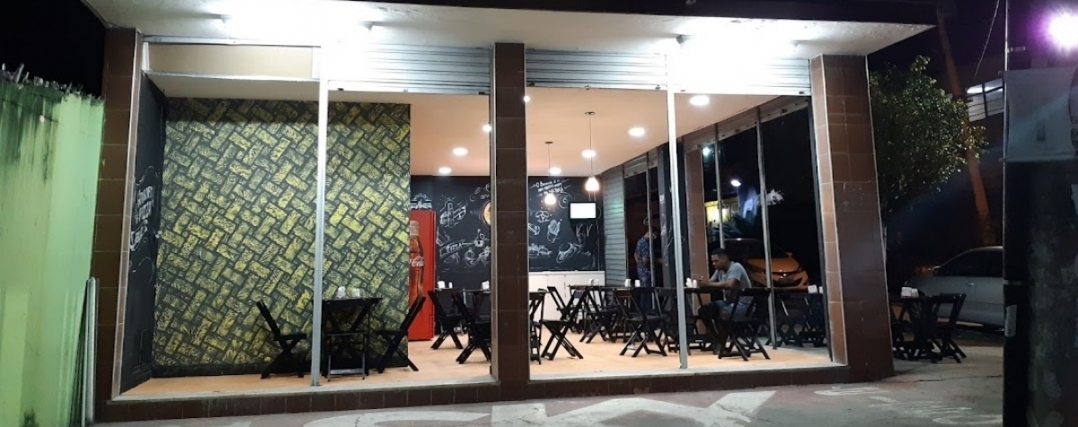 Restaurante na parte da manhã e pizzaria na parte da noite .