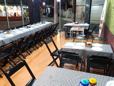 Restaurante na parte da manhã e pizzaria na parte da noite .