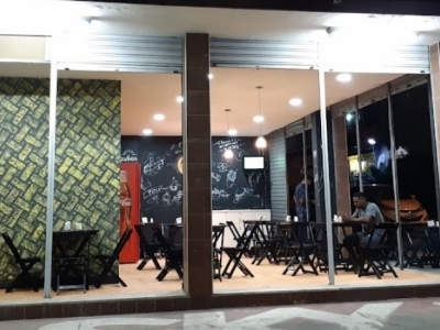 Restaurante na parte da manhã e pizzaria na parte da noite .