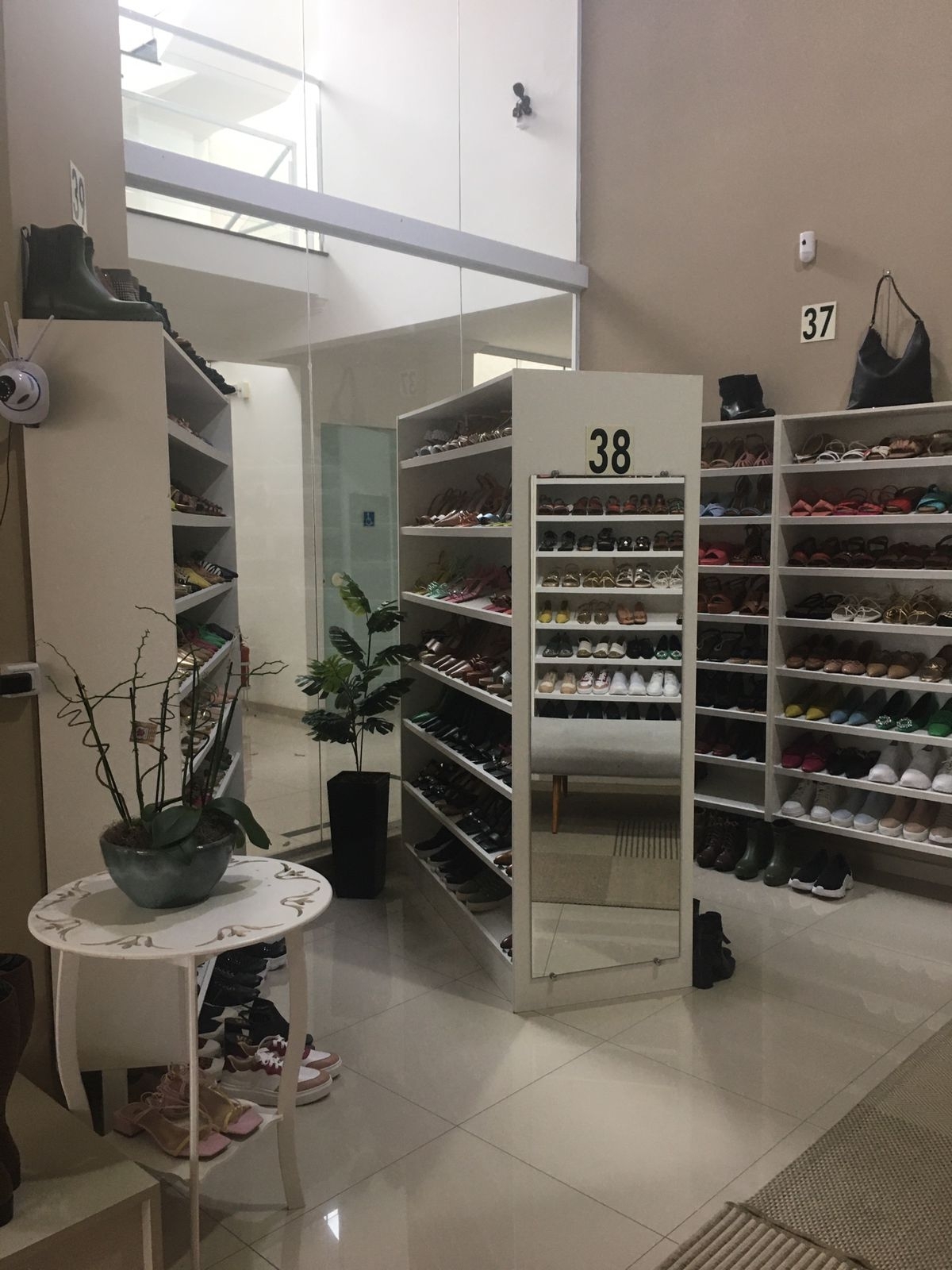 Vendo loja de calçados e acessórios feminino