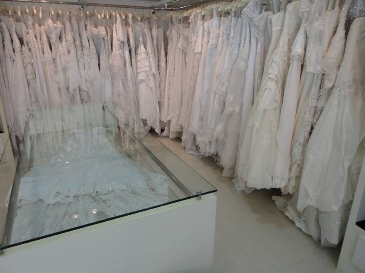 Passo o ponto de uma  loja de Vestidos de noivas, festas e debutantes com estoque  de mais de 500 vestidos,mais estrutura completa ...