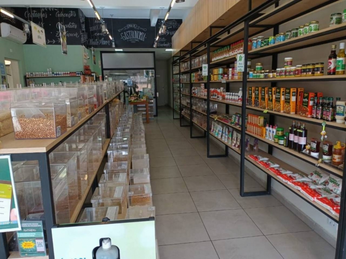 Linda loja de produtos naturais, café e espaço com cozinha industrial