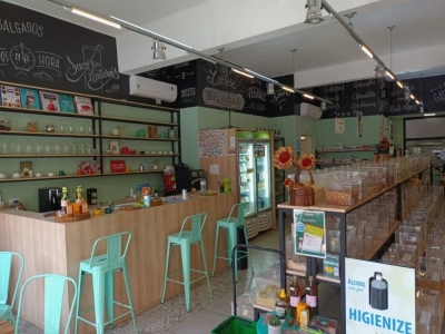 Linda loja de produtos naturais, café e espaço com cozinha industrial