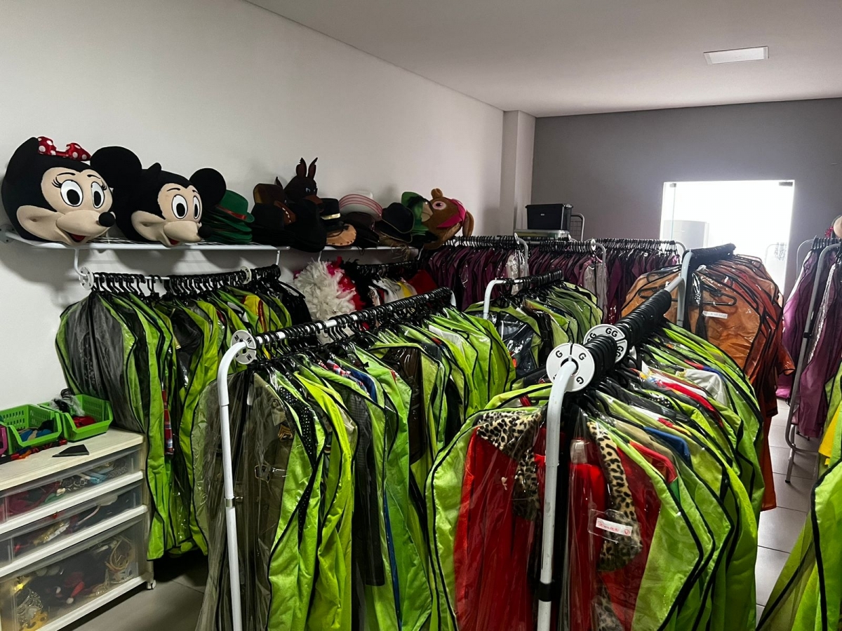 Venda de loja de aluguel de trajes da festa, mais de 400 modelos diferentes de fantasias em estoque, estamos há 10 anos no mercado e somos muito conhecidos em toda região do abc. 