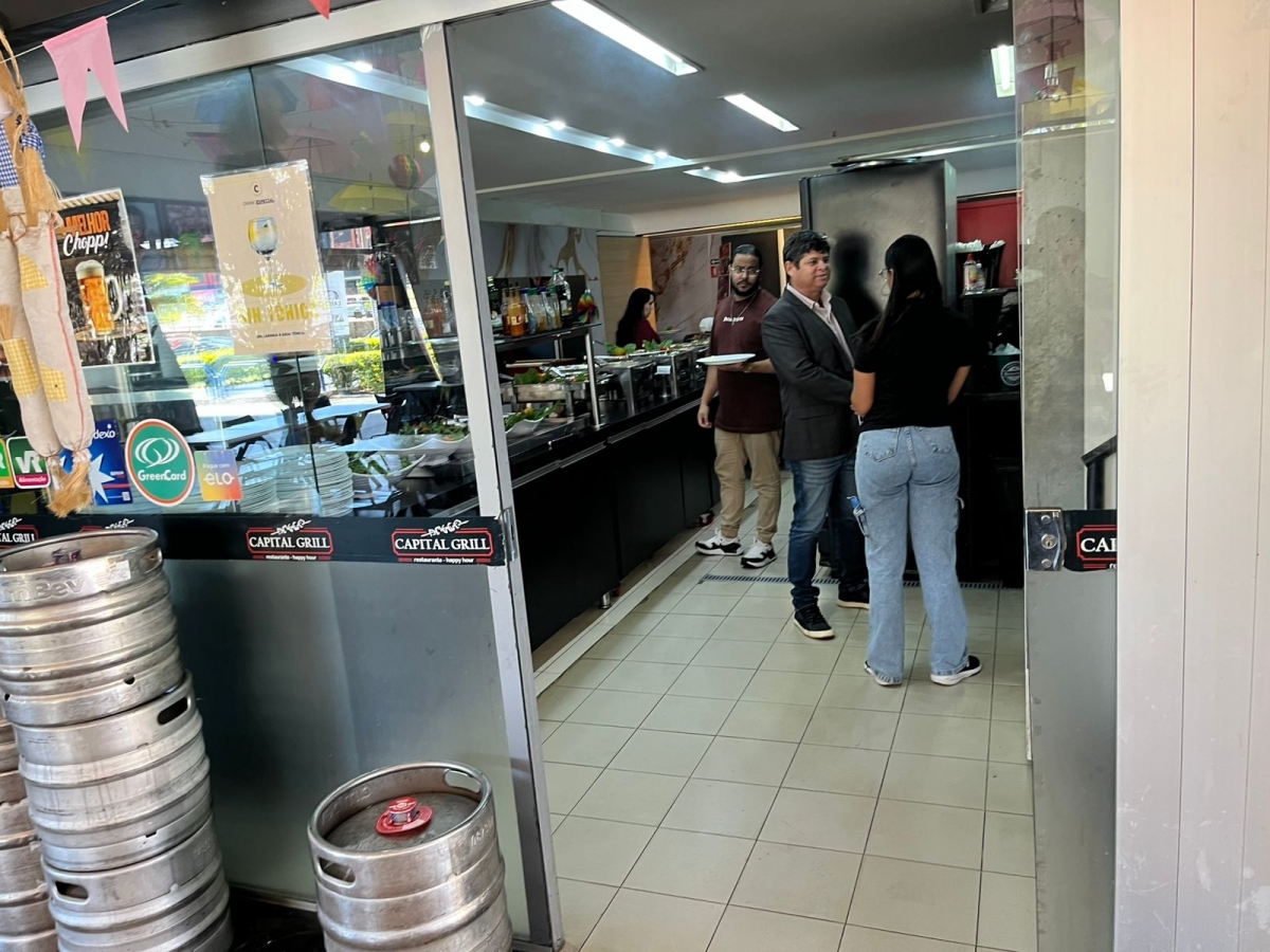 VENDE-SE OU TROCA LOJA COMERCIAL NO CORAÇÃO DE BRASÍLIA PRÓX AO CONGRESSO NACIONAL
