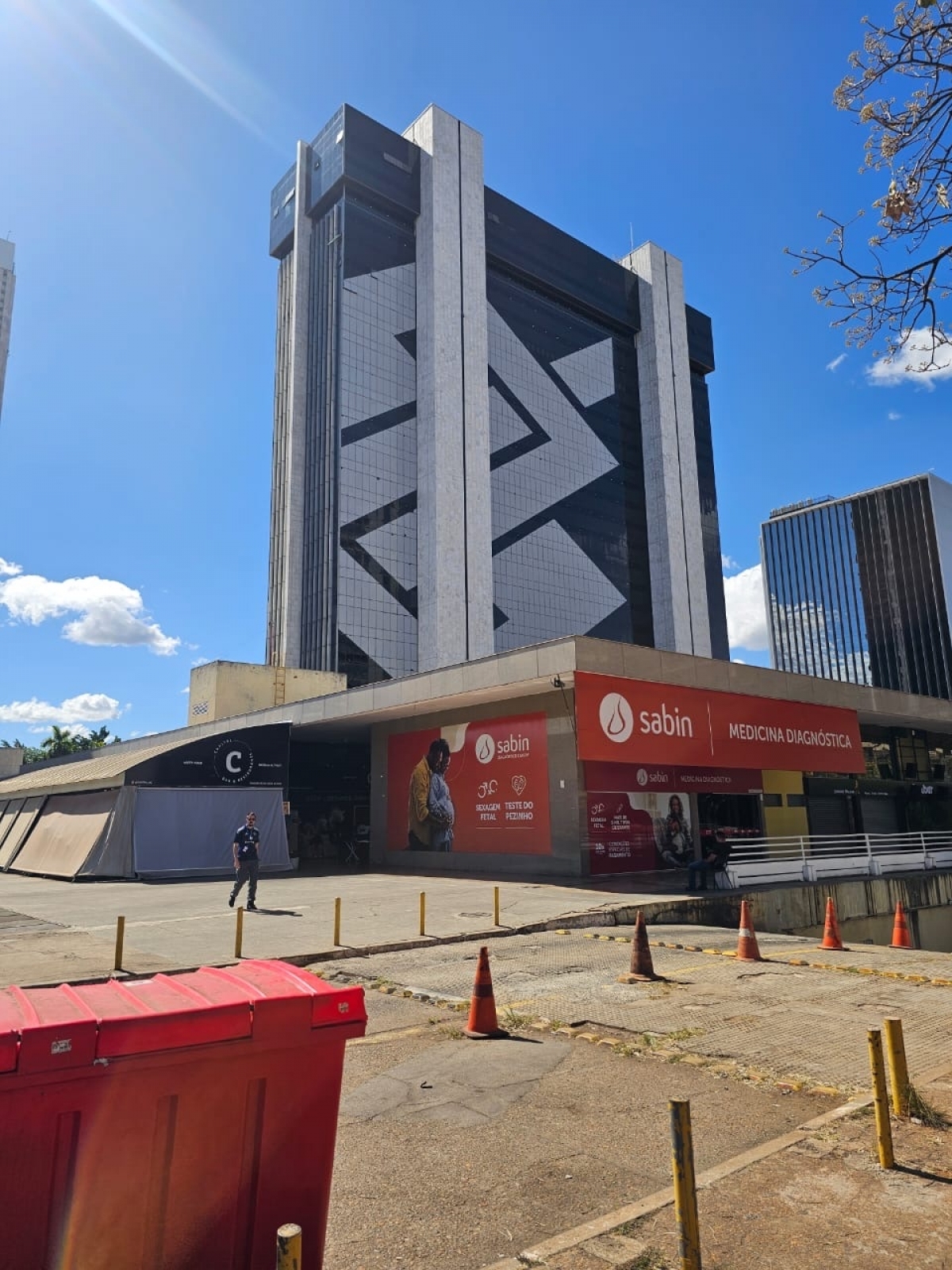 VENDE-SE OU TROCA LOJA COMERCIAL NO CORAÇÃO DE BRASÍLIA PRÓX AO CONGRESSO NACIONAL
