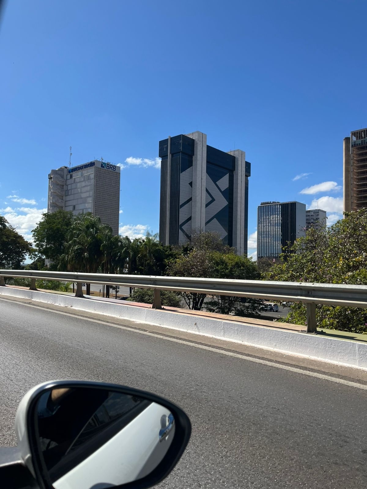VENDE-SE OU TROCA LOJA COMERCIAL NO CORAÇÃO DE BRASÍLIA PRÓX AO CONGRESSO NACIONAL