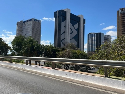 VENDE-SE OU TROCA LOJA COMERCIAL NO CORAÇÃO DE BRASÍLIA PRÓX AO CONGRESSO NACIONAL