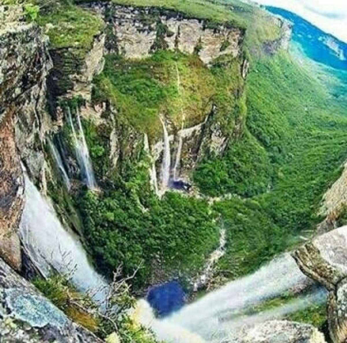 restaurante e pizzaria ediversos artigos tipo uma mini galeria