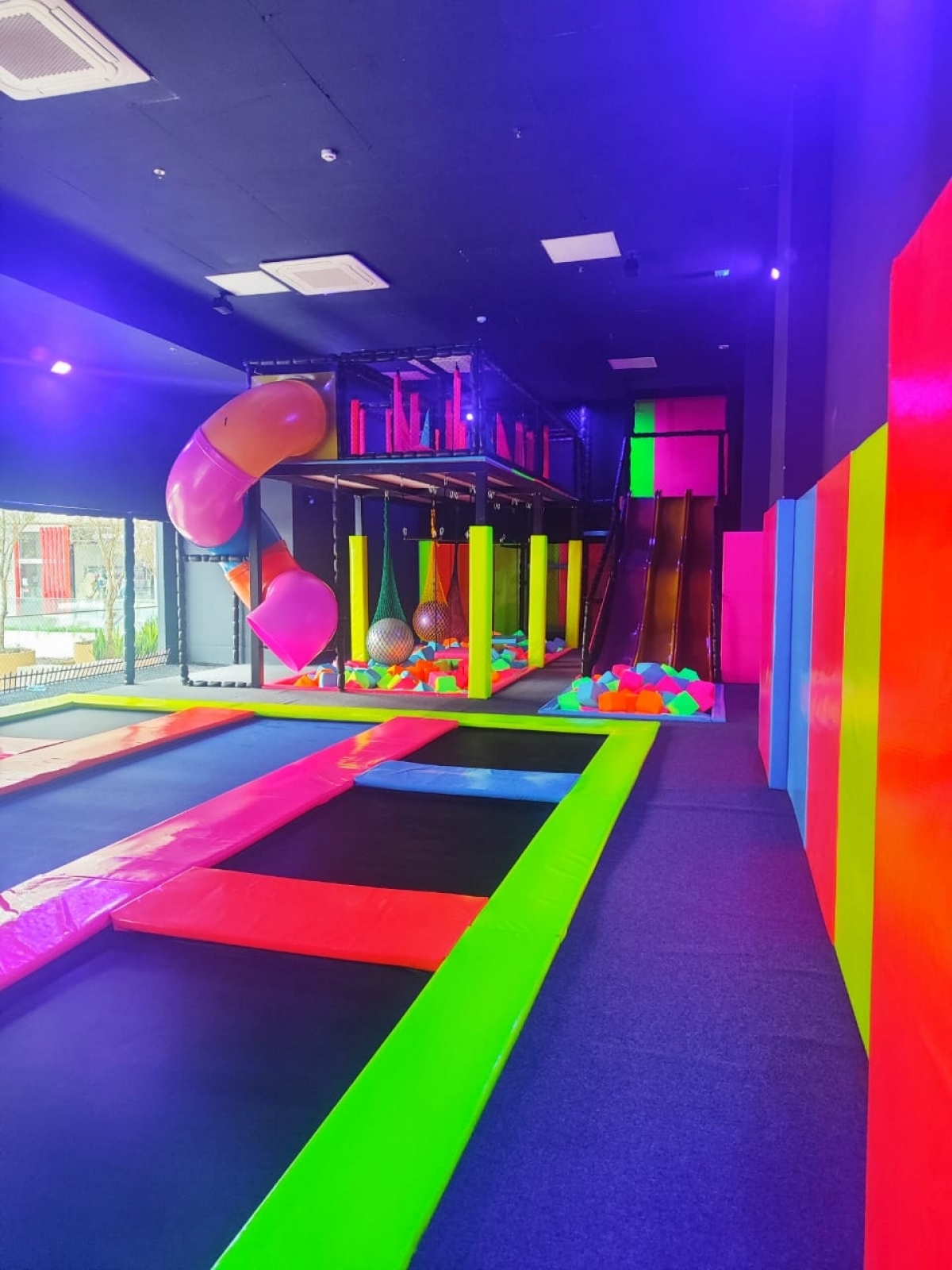 Parque de trampolim indoor 