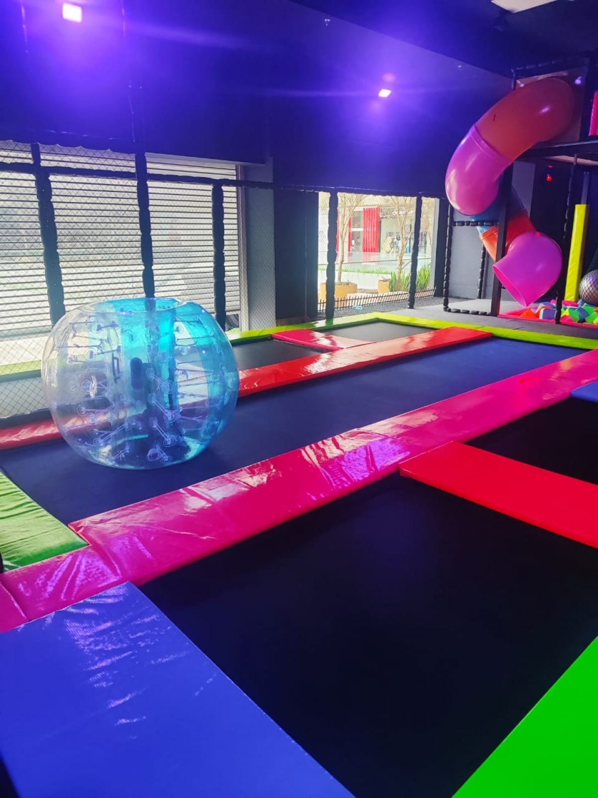 Parque de trampolim indoor 