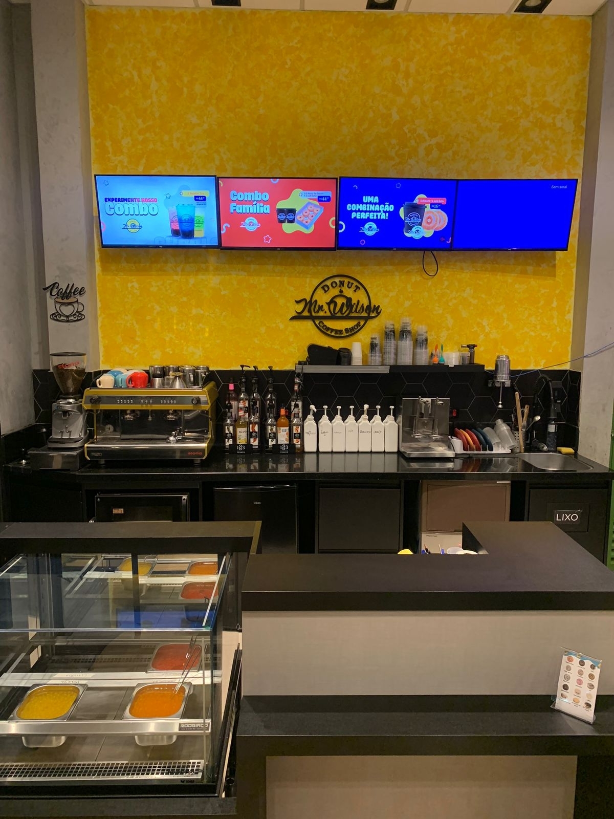 ÓTIMA OPORTUNIDADE – CAFETERIA COMPLETA E PRONTA PARA OPERAR 