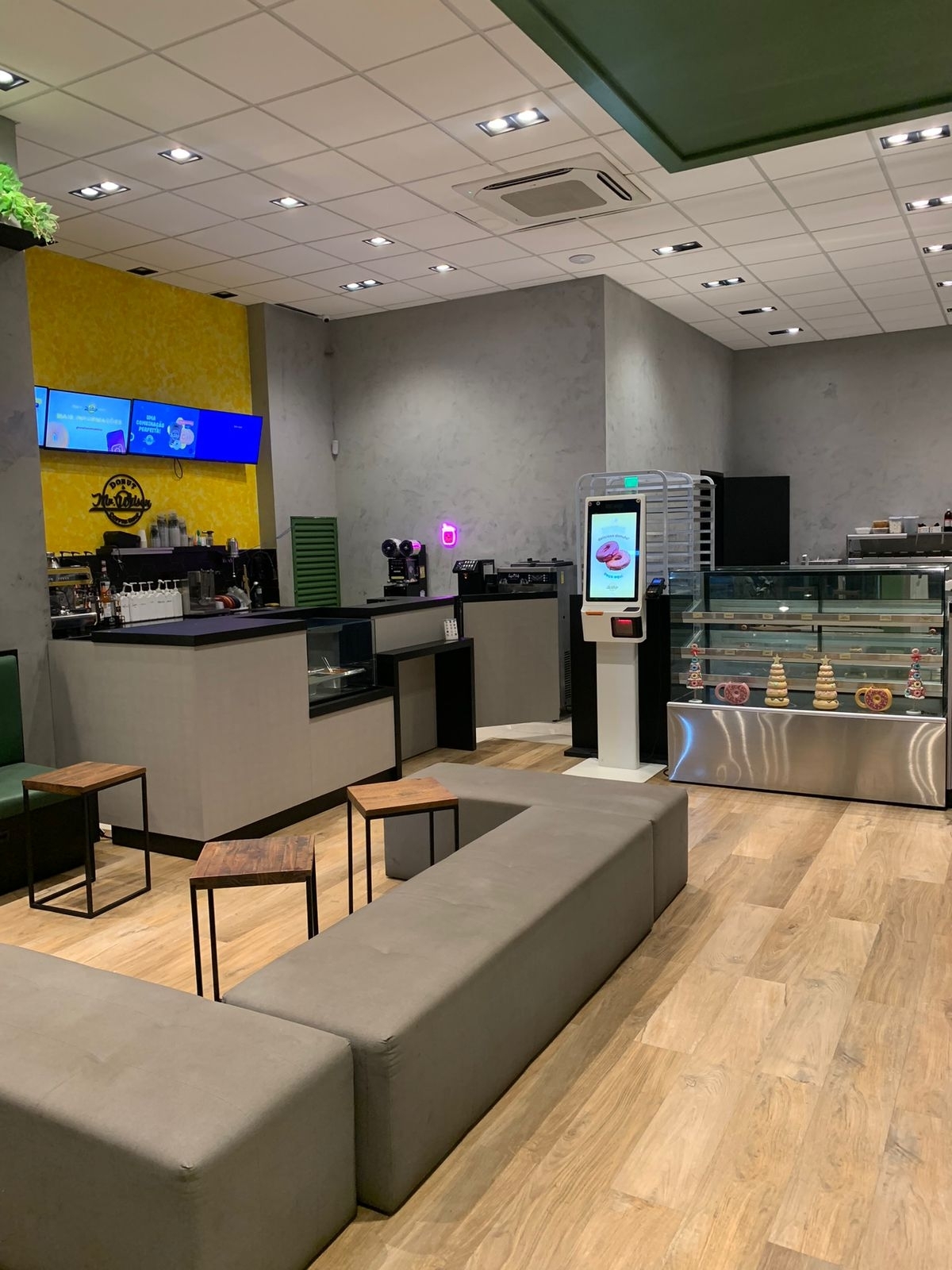 ÓTIMA OPORTUNIDADE – CAFETERIA COMPLETA E PRONTA PARA OPERAR 