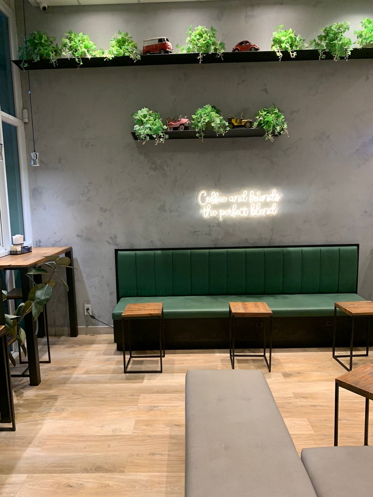 ÓTIMA OPORTUNIDADE – CAFETERIA COMPLETA E PRONTA PARA OPERAR 