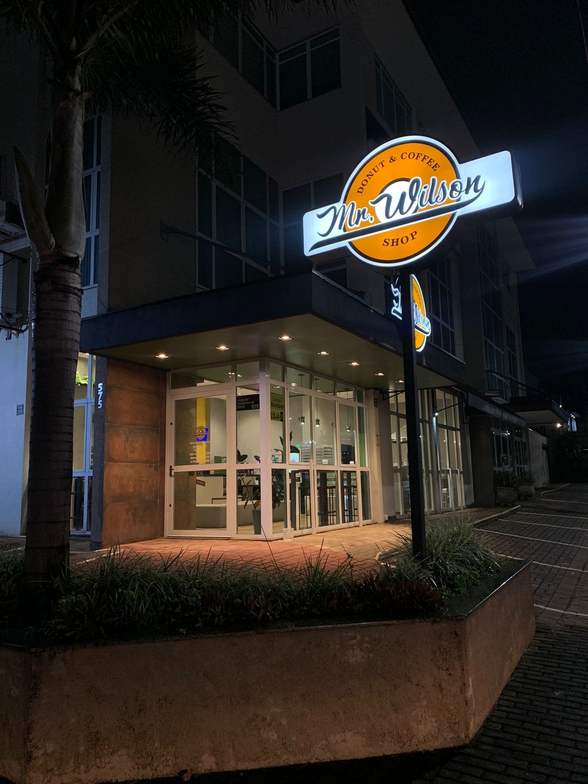 ÓTIMA OPORTUNIDADE – CAFETERIA COMPLETA E PRONTA PARA OPERAR 